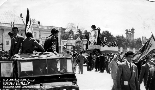 نمایی از اجتماع باشکوه میدان بهارستان در اولین سالگرد قیام ۳۰ تیر ۱۳۳۱ 